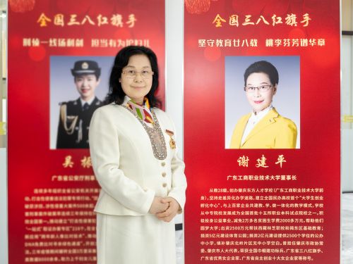 谢建平董事长在会场.jpg